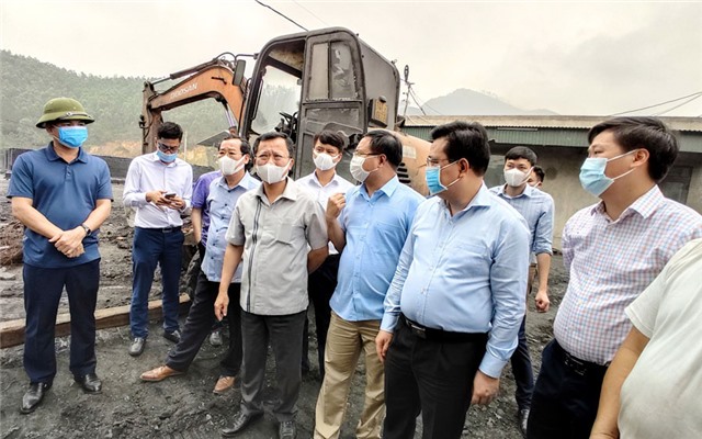 Phó Chủ tịch Thường trực UBND tỉnh Cao Tường Huy kiểm tra thực địa và nghe báo cáo kết quả thực hiện đồng xử lý chất thải công nghiệp thông thường tại Nhà máy xi măng Lam Thạch