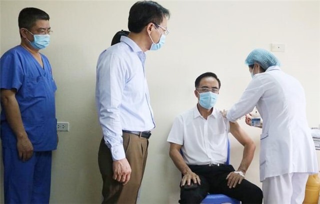 Ngày đầu tiên triển khai tiêm vắc xin Covid - 19 cho nhân viên y tế