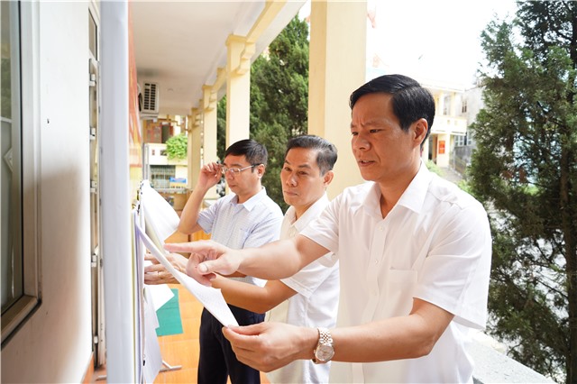 Phó Bí thư Thường trực Thành ủy, Chủ tịch HĐND Thành phố Phạm Tuấn Đạt kiểm tra công tác tuyên truyền trực quan, trang trí khánh tiết phục vụ cuộc bầu cử Đại biểu Quốc hội và HĐND các cấp