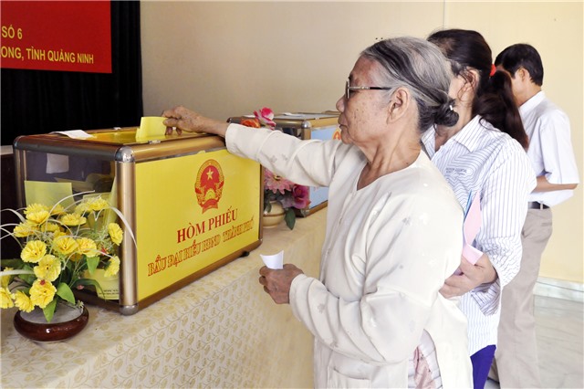 Việc tham gia chứng kiến việc kiểm phiếu và khiếu nại về việc kiểm phiếu được thực hiện như thế nào?