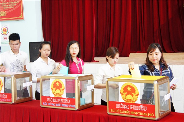 Trường hợp nào thì cử tri được nhờ người khác viết hộ phiếu, bỏ hộ phiếu bầu cử?