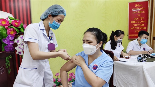 Bắt đầu tiêm vắc xin phòng Covid-19 cho Ban chỉ đạo phòng chống dịch Covid-19 thành phố và các xã, phường