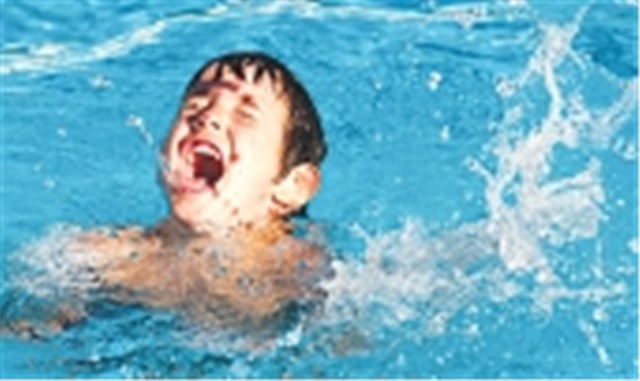 4 trẻ đuối nước khi tắm biển, xem ngay video để thoát nạn