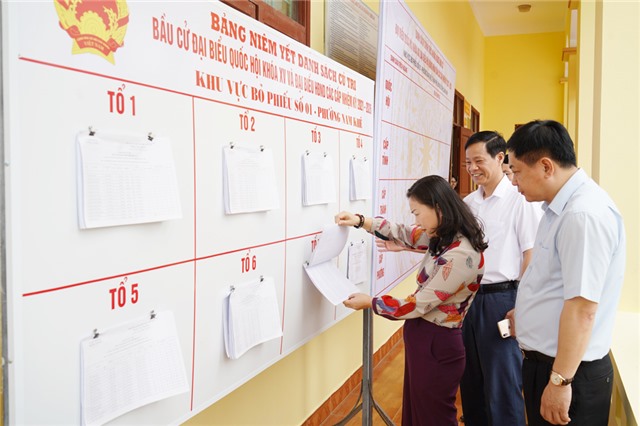 Đồng chí Vi Ngọc Bích, Ủy viên BTV, Trưởng ban Tuyên giáo Tỉnh ủy: Kiểm tra công tác tuyên truyền bầu cử trên địa bàn thành phố