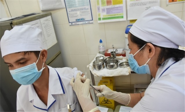 Sáng 28/4: Đã có 318.792 người Việt Nam tiêm vắc xin phòng COVID-19