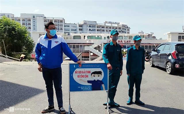 Không đeo khẩu trang, khách bị phạt tiền ở Đà Lạt