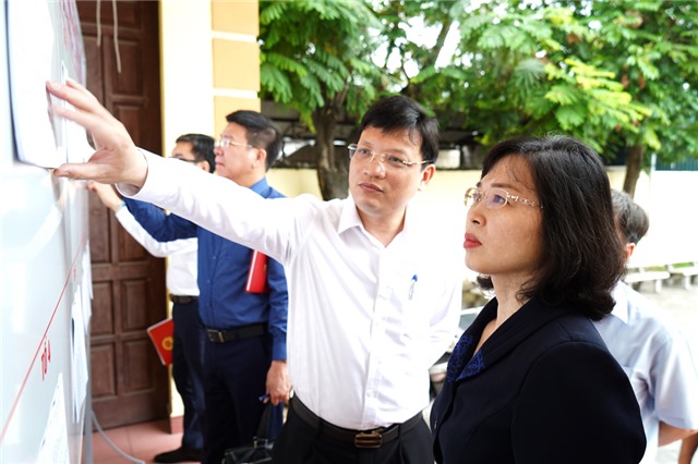 Phó Chủ tịch Thường trực HĐND tỉnh Trịnh Thị Minh Thanh kiểm tra việc triển khai công tác bầu cử đại biểu Quốc hội và đại biểu Hội đồng nhân dân các cấp tại Uông Bí