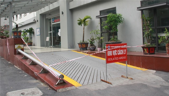 Phát hiện 2 ca nghi nhiễm COVID-19 ngay từ cổng BV Hữu Nghị