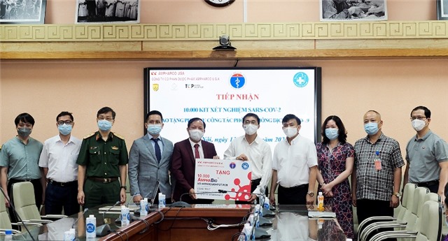 Bộ Y tế tiếp nhận 10.000 bộ kit xét nghiệm COVID-19 hỗ trợ phòng chống dịch