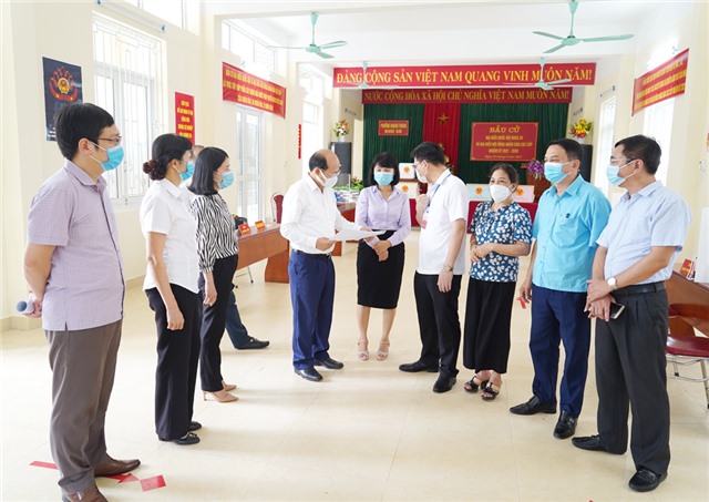 Đồng chí Vũ Xuân Diện, Ủy viên BTV , Trưởng Ban Nội chính Tỉnh ủy kiểm tra công tác chuẩn bị bầu cử trên địa bàn thành phố