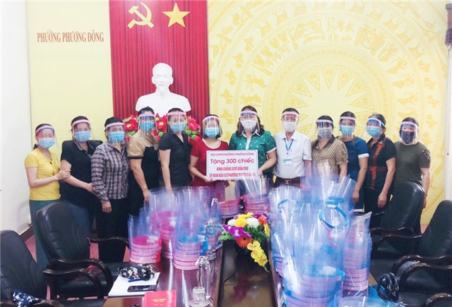 Hội LHPN phường Phương Đông tặng 300 mũ chắn giọt bắn phòng chống dịch Covid-19 cho các tổ bầu cử tại địa phương