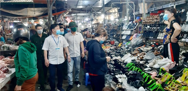 Uông Bí tăng cường công tác phòng, chống dịch bệnh Covid-19 trong dịp lễ tại các chợ truyền thống