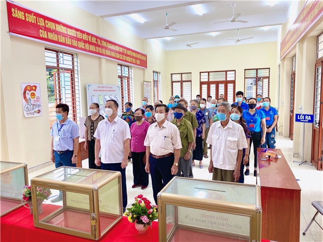 Phó Chủ tịch UBND Thành phố Bùi Văn Thành dự khai mạc tại tổ bầu cử thôn Miếu Bòng, xã Thượng Yên Công