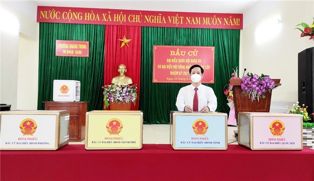 Phó Bí thư Thường trực Thành ủy, Chủ tịch HĐND, Chủ tịch Ủy ban bầu cử thành phố Phạm Tuấn Đạt dự khai mạc bầu cử tại khu 5B, phường Quang Trung