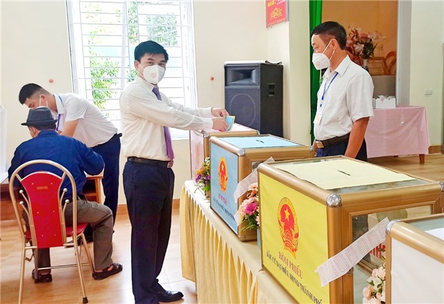 Chủ tịch UBND Thành phố Nguyễn Mạnh Hà tham gia bỏ phiếu bầu cử đại biểu Quốc hội khóa XV và đại biểu HĐND các cấp nhiệm kỳ 2021-2026 tại khu vực bầu cử số 4, khu Nam Sơn, phường Nam Khê