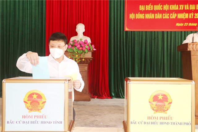 Bí thư Thành ủy Nghiêm Xuân Cường dự khai mạc bầu cử tại khu vực bỏ phiếu số 02, phường Thanh Sơn
