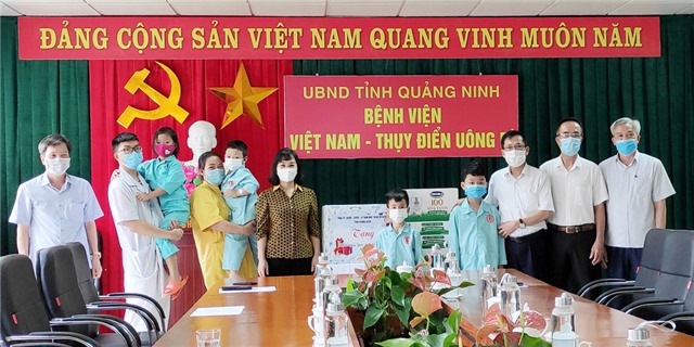 Lãnh đạo tỉnh, thành phố thăm, tặng quà các bệnh nhi đang điều trị tại Bệnh viện Việt Nam - Thụy Điển Uông Bí