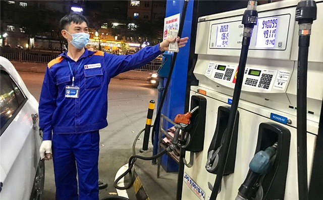 Giá xăng tăng hơn 600 đồng/lít