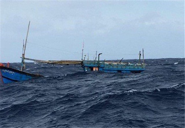 1 tàu cá bị sóng đánh chìm khi đang di chuyển tránh bão