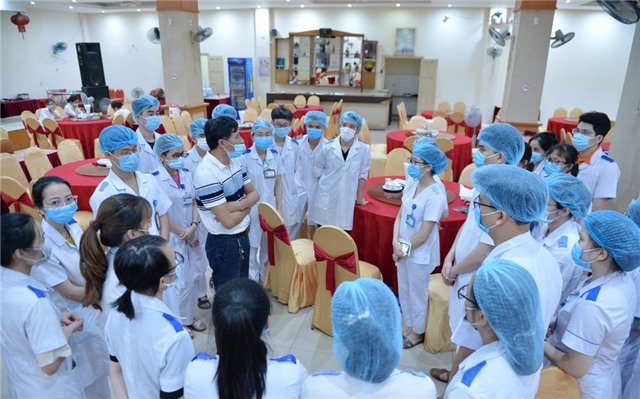 Bệnh nhân COVID-19 tiếp xúc hơn 6000 người, Nghệ An thông báo khẩn