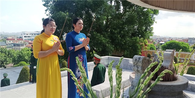 Viếng Nghĩa trang liệt sĩ và dâng hương tại Đài tưởng niệm Bác Hồ