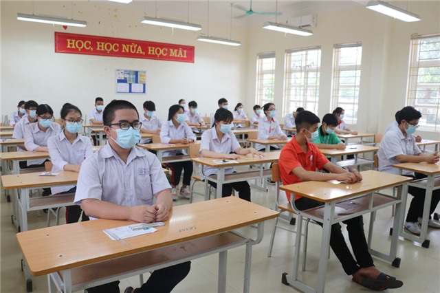 Thí sinh bước vào ngày thi thứ 2 kỳ thi tuyển sinh vào lớp 10 THPT