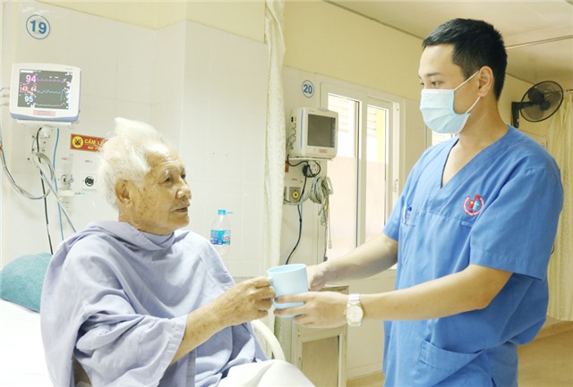 Cấp cứu cho người bệnh bị sốc phản vệ ngừng tuần hoàn do ong đốt