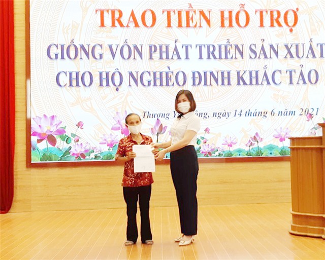 Ban chỉ đạo giảm nghèo thành phố trao hỗ trợ giống vốn cho hộ nghèo tại xã Thượng Yên Công