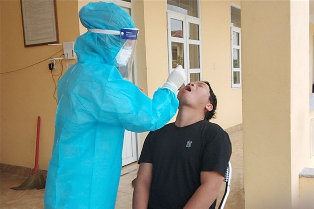 Bàn giao công dân hoàn thành thời gian cách ly trở về địa phương