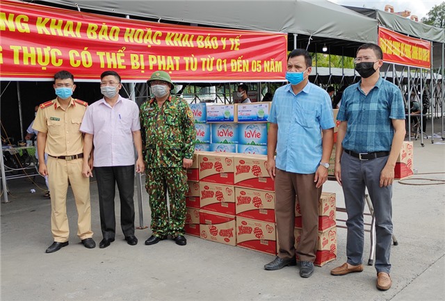 Công ty CP Xi măng và Xây dựng Quảng Ninh tặng quà chốt kiểm soát dịch
