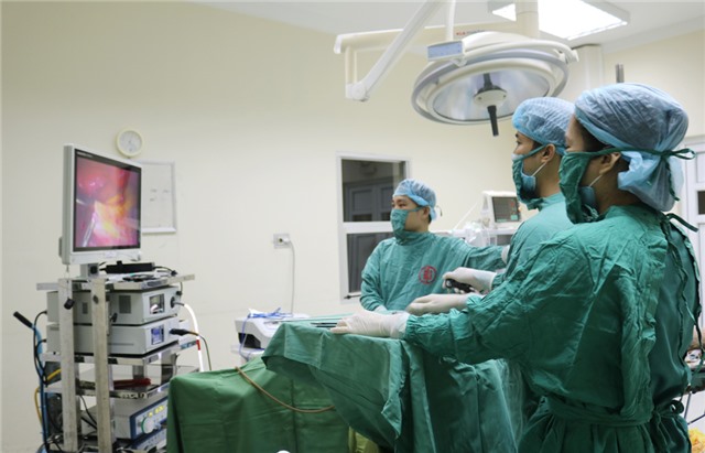 Cắt bỏ khối u nang buồng trứng lớn trên sản phụ mang thai 4 tháng