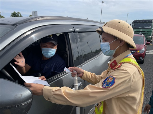 Kiểm soát chặt người về từ vùng dịch