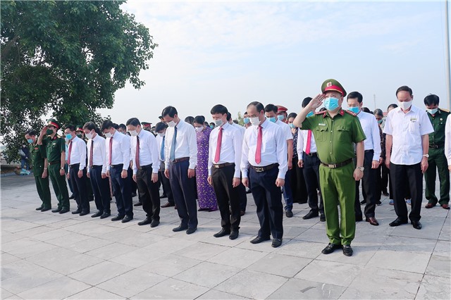 Viếng Anh hùng liệt sĩ nhân kỷ niệm 74 năm Ngày Thương binh liệt sĩ