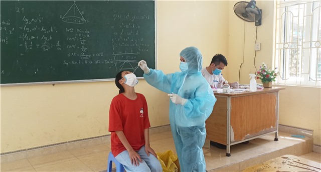 Lấy mẫu xét nghiệm Covid-19 cho gần 500 thí sinh là trường hợp F3 dự kỳ thi tốt nghiệp THPT
