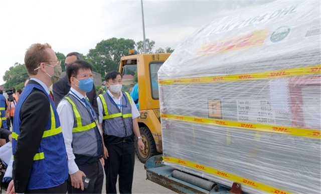 Hơn 97.000 liều vắc xin phòng COVID-19 của Pfizer/BioNtech đầu tiên đã về Việt Nam