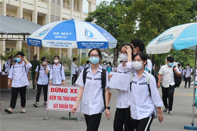 Thí sinh hoàn thành ngày thi đầu tiên Kỳ thi tốt nghiệp THPT năm 2021