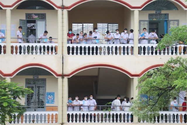 Thí sinh hoàn thành bài thi tổ hợp