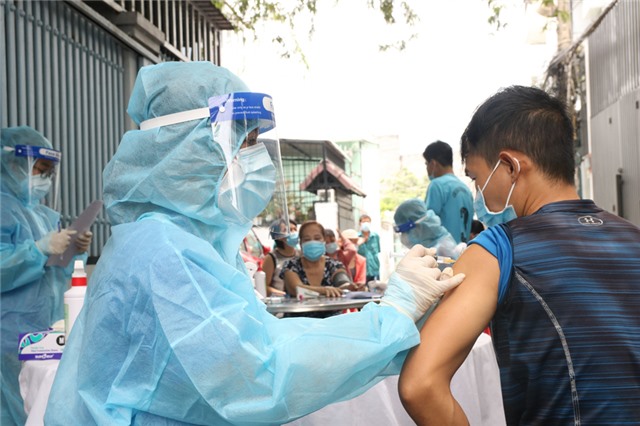 TPHCM: Tiêm hơn 3,3 triệu liều vaccine COVID-19; thêm 2823 F0 xuất viện
