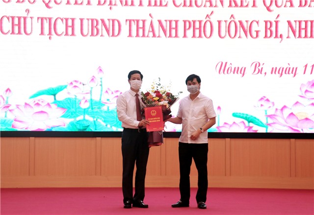 Công bố, trao Quyết định của Chủ tịch UBND tỉnh về việc phê chuẩn kết quả bầu bổ sung chức vụ Chủ tịch Ủy ban nhân dân thành phố Uông Bí, nhiệm kỳ 2021-2026