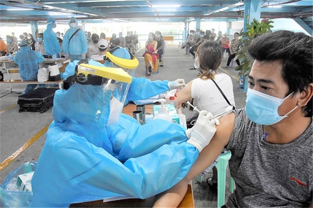 Tiêm vaccine phòng COVID-19: Vượt mốc 15 triệu liều