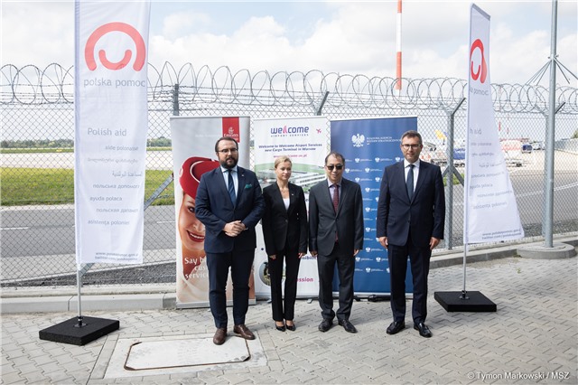 Bàn giao 500.000 liều vaccine do Chính phủ Ba Lan viện trợ cho Việt Nam