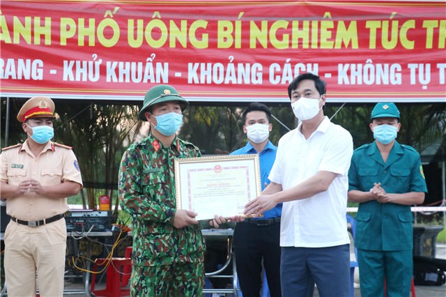 Chủ tịch UBND tỉnh Nguyễn Tường Văn thăm, tặng bằng khen cho các lực lượng làm nhiệm vụ tại Chốt cầu Đá Bạc