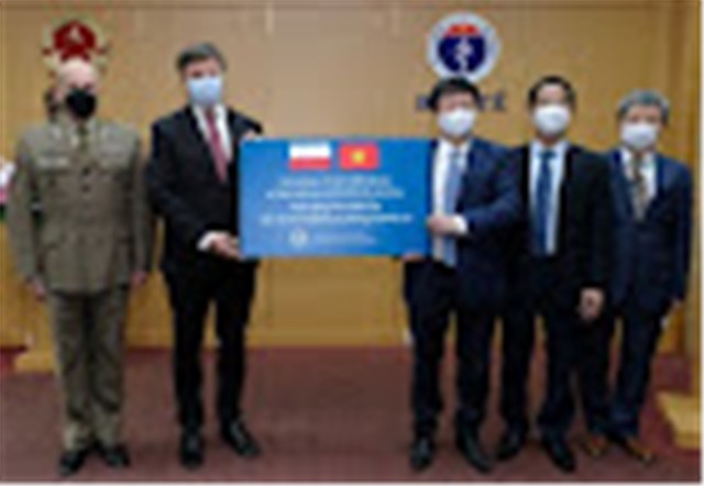 Đại sứ Ba Lan bàn giao cho Bộ Y tế hơn 500.000 liều vaccine COVID-19 AstraZeneca