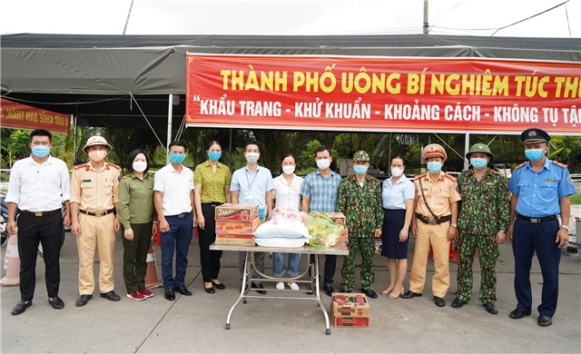Tặng quà lực lượng trực chốt kiểm soát liên ngành phòng, chống dịch Covid-19 cầu Đá Bạc