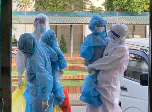 Hướng dẫn mới nhất về cách ly của Bộ Y tế: Cha mẹ được đi cùng trẻ đến cơ sở y tế điều trị COVID-19