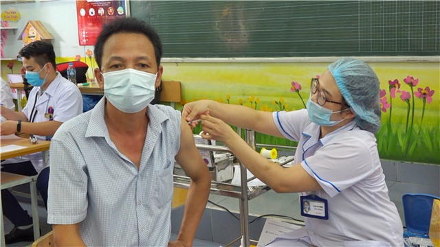 Uông Bí triển khai tiêm trên 5.300 liều vắc xin phòng Covid-19 đợt 6 mũi 1