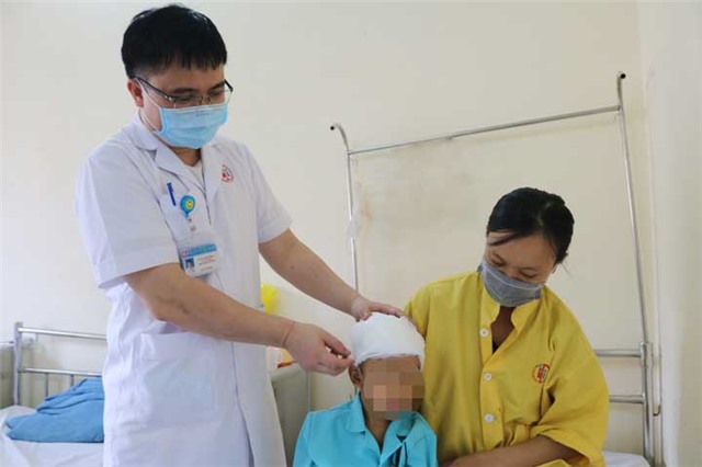 Bị cổng sắt đổ vào đầu bệnh nhi 3 tuổi phải nhập viện cấp cứu