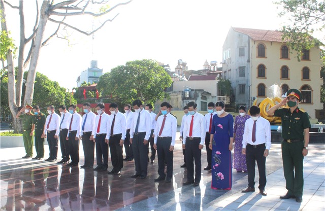 Lãnh đạo thành phố viếng anh hùng liệt sỹ, dâng hương tại Đài tưởng niệm Bác Hồ