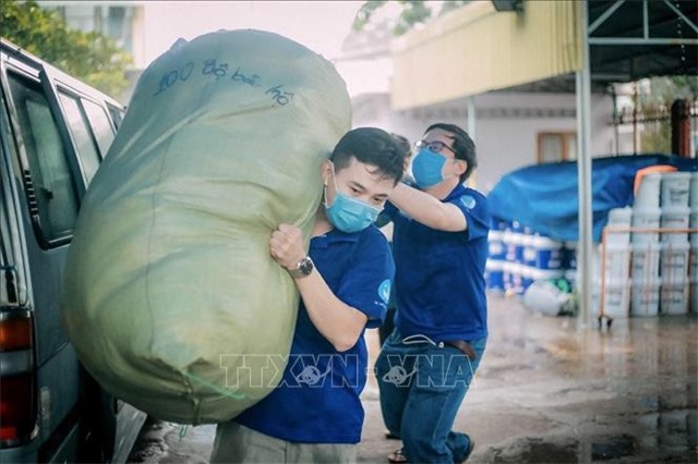 Chủ tịch nước yêu cầu khen thưởng những tấm gương chống dịch