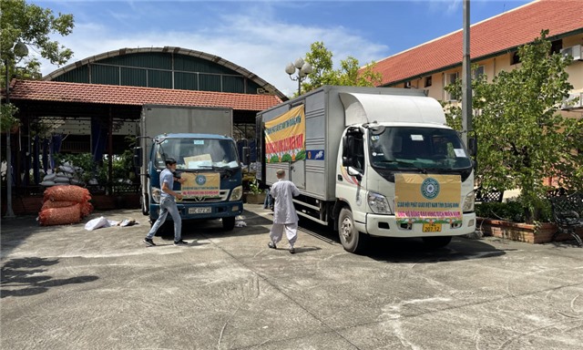 Những chuyến xe "yêu thương'' hỗ trợ vùng dịch